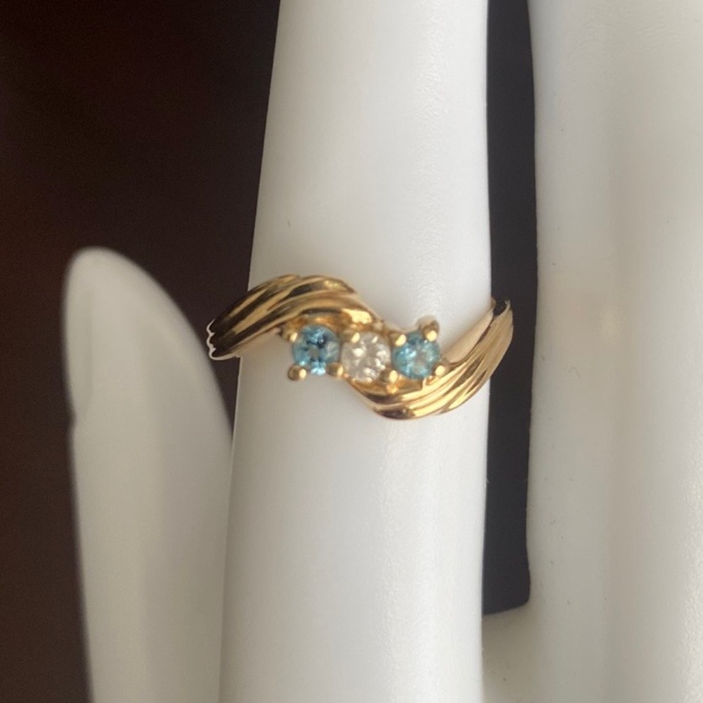 Beautiful Solid 14K Gold Diamond & Blue Topaz Ring. Size:6. Weighs:2.6g.